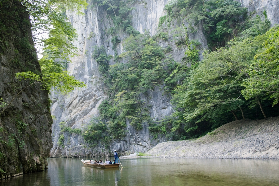 岩手一関「日本百景・猊鼻渓」約２kmの渓谷を舟下り、子供が喜ぶ人気のお出かけ・絶景観光スポット