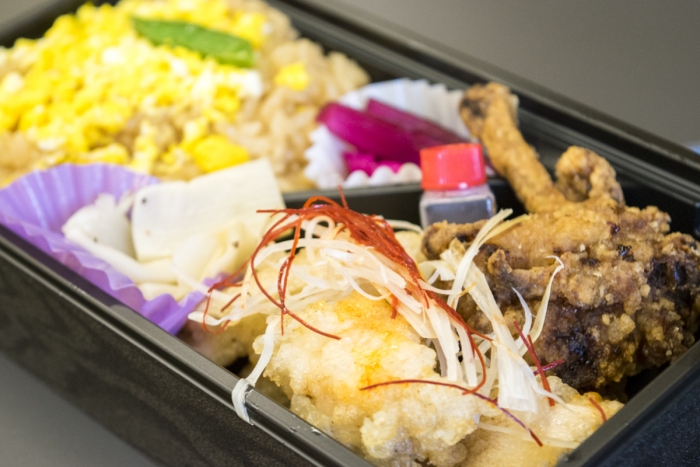 秋田新幹線こまち駅弁、日本一の鶏めし一筋６０年企業がつくるコスパ最強の「から揚げ鶏めし」