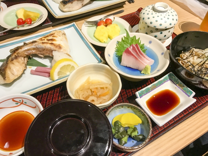 本八戸駅前「魚や吟翠」新鮮な魚介や郷土料理がうまい、ランチが人気の居酒屋
